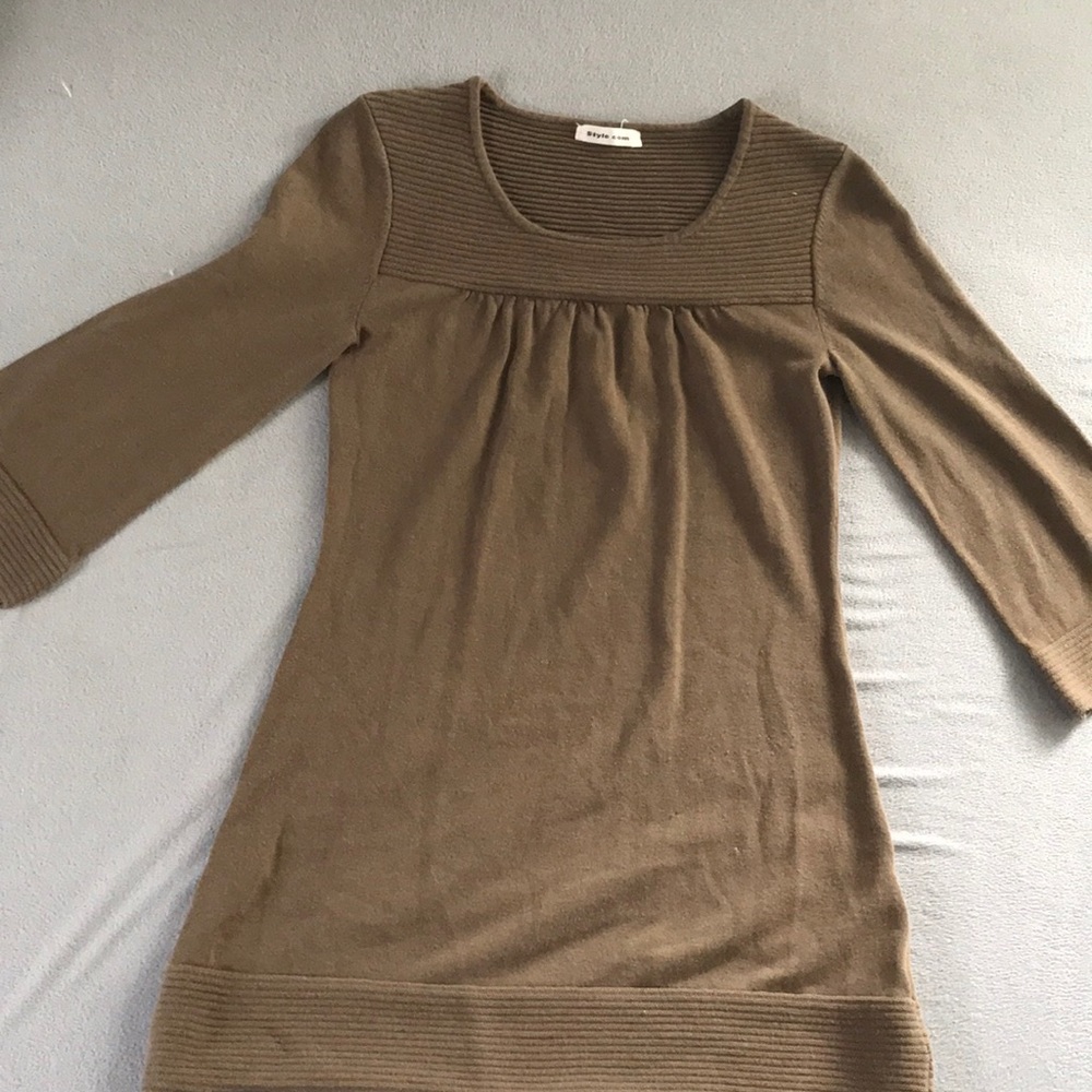 Green longs sleeve shirt.